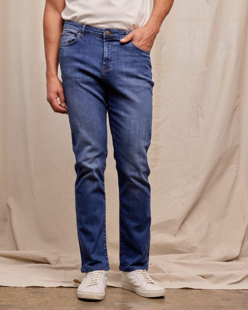 R51Denim 4 WayStretchJean HughesWash RYE51 June2024 On model 3482 1