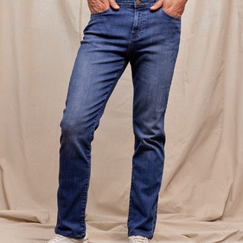 R51Denim 4 WayStretchJean HughesWash RYE51 June2024 On model 3485 1