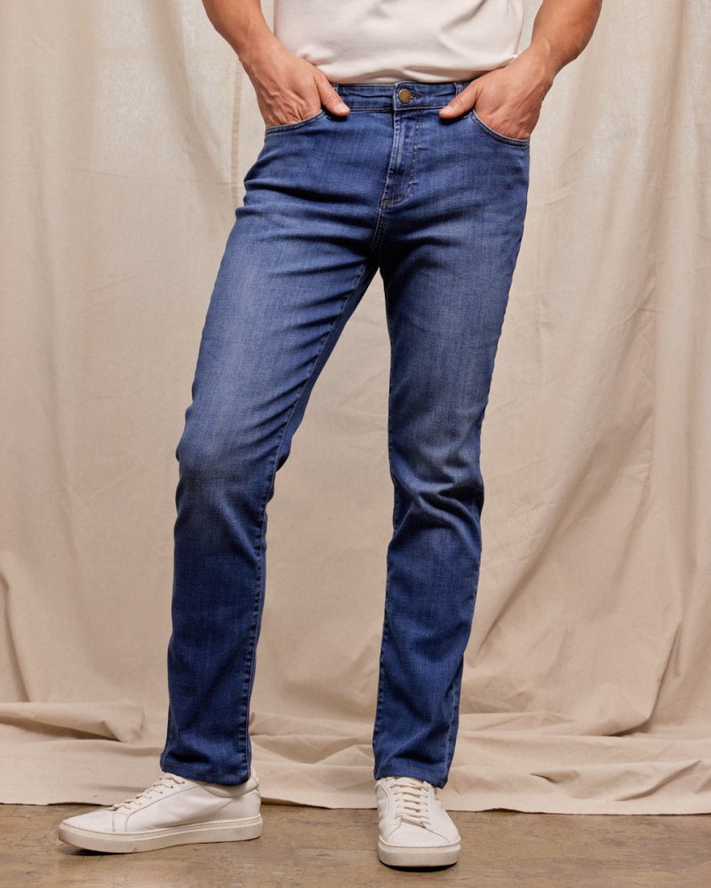 R51Denim 4 WayStretchJean HughesWash RYE51 June2024 On model 3485 1