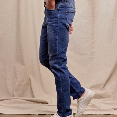 R51Denim 4 WayStretchJean HughesWash RYE51 June2024 On model 3501 1