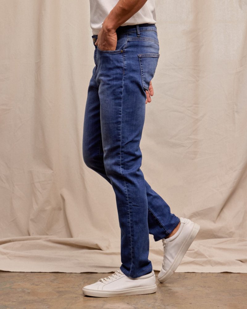 R51Denim 4 WayStretchJean HughesWash RYE51 June2024 On model 3501 1