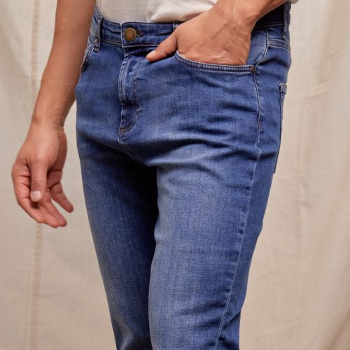 R51Denim 4 WayStretchJean HughesWash RYE51 June2024 On model 3509 1