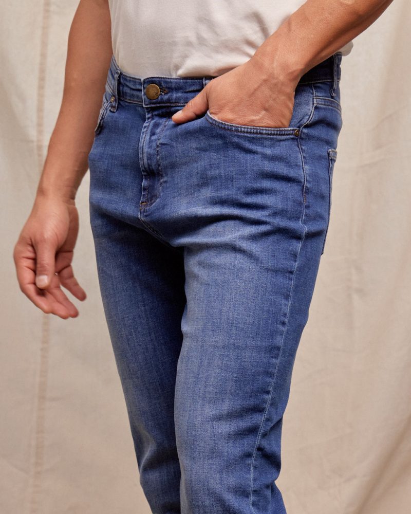 R51Denim 4 WayStretchJean HughesWash RYE51 June2024 On model 3509 1