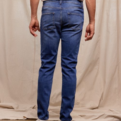 R51Denim 4 WayStretchJean HughesWash RYE51 June2024 On model 3511 1