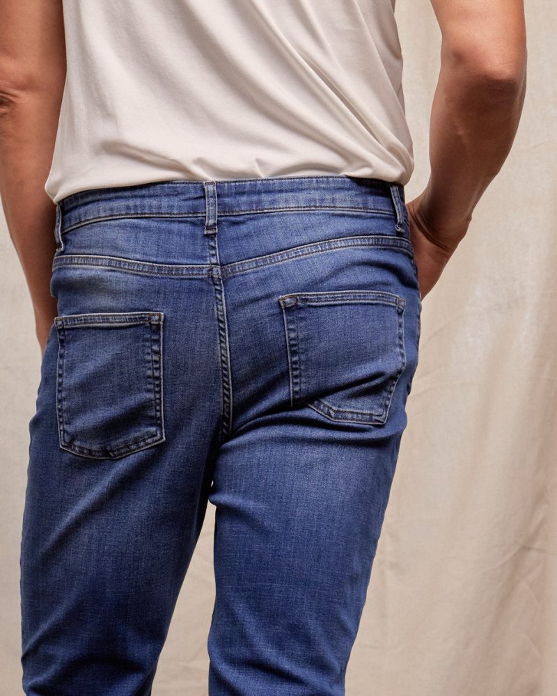 R51Denim 4 WayStretchJean HughesWash RYE51 June2024 On model 3520 1