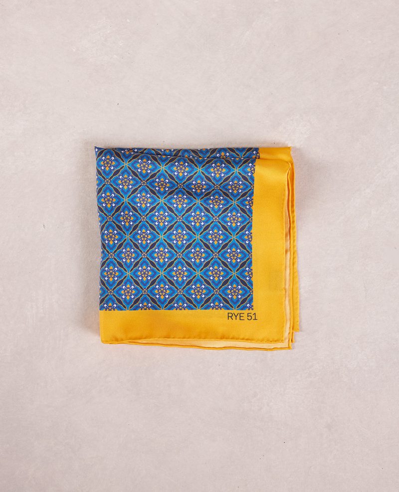 TheAmpio DiagonalMotifSilkPocketSquare Blue Gold 01