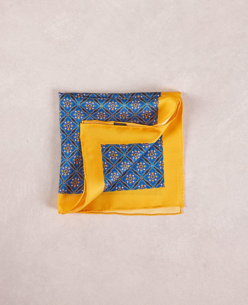 TheAmpio DiagonalMotifSilkPocketSquare Blue Gold 02