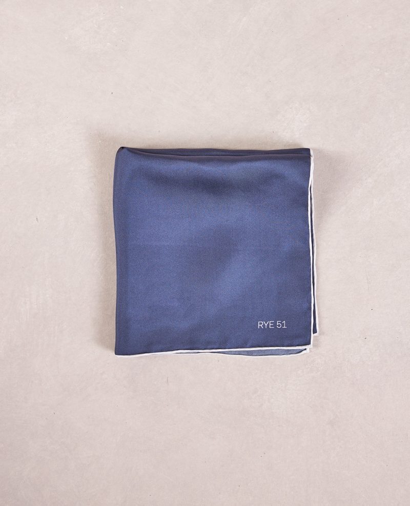 TheAmpio SolidWithTippingSilkPocketSquare Navy White 01